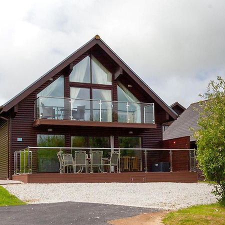 Kingfisher Hot Tub & Log Burner House On Premium Lakeside With Resort Facilities St Columb Major Eksteriør bilde