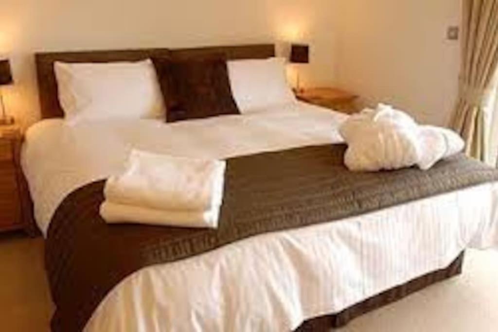 Kingfisher Hot Tub & Log Burner House On Premium Lakeside With Resort Facilities St Columb Major Eksteriør bilde