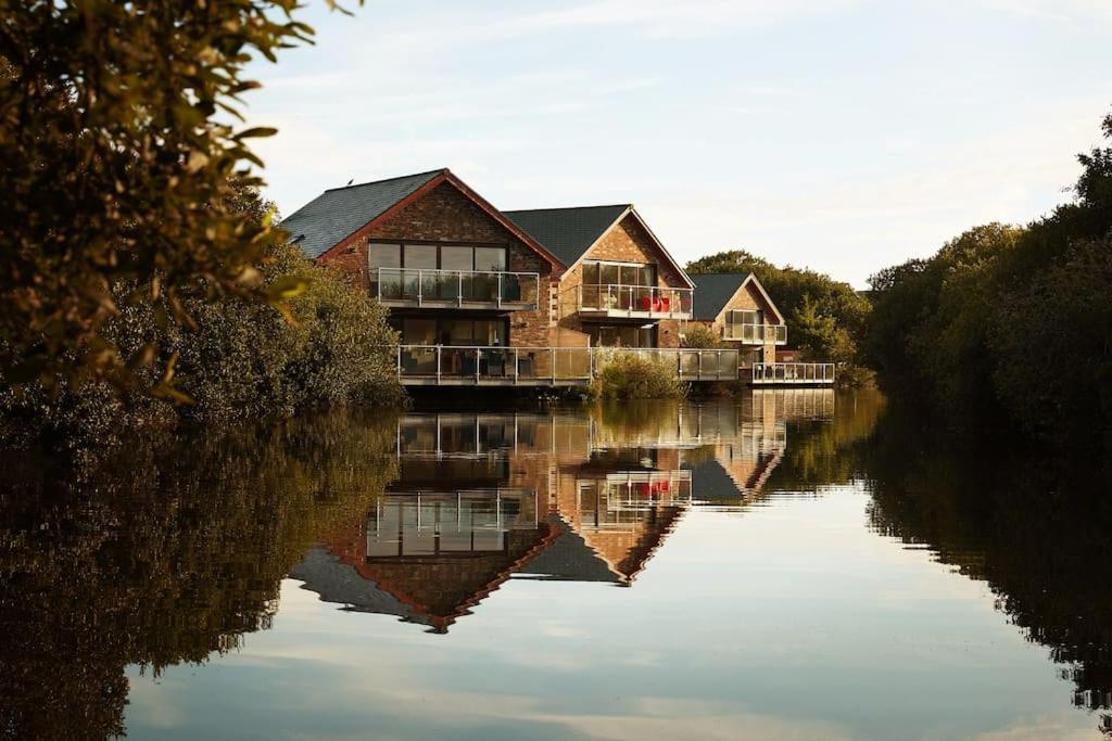 Kingfisher Hot Tub & Log Burner House On Premium Lakeside With Resort Facilities St Columb Major Eksteriør bilde