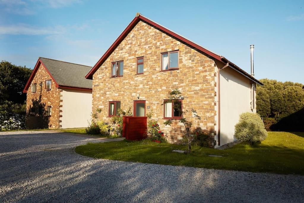 Kingfisher Hot Tub & Log Burner House On Premium Lakeside With Resort Facilities St Columb Major Eksteriør bilde