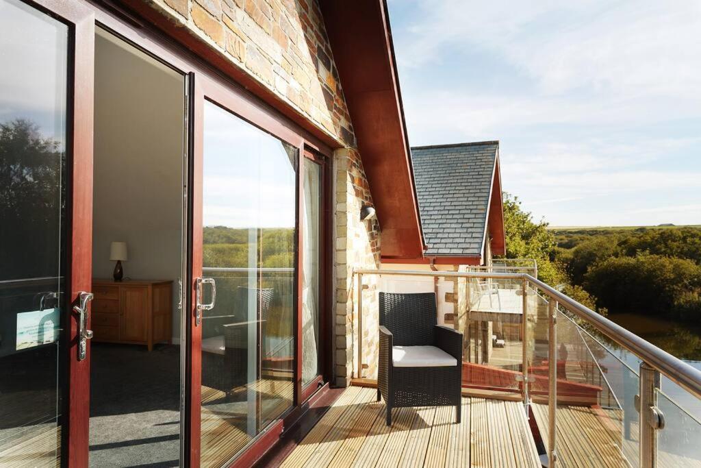 Kingfisher Hot Tub & Log Burner House On Premium Lakeside With Resort Facilities St Columb Major Eksteriør bilde