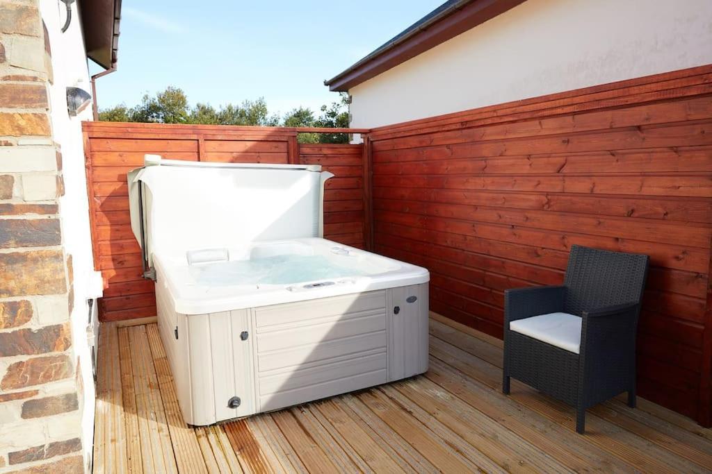 Kingfisher Hot Tub & Log Burner House On Premium Lakeside With Resort Facilities St Columb Major Eksteriør bilde
