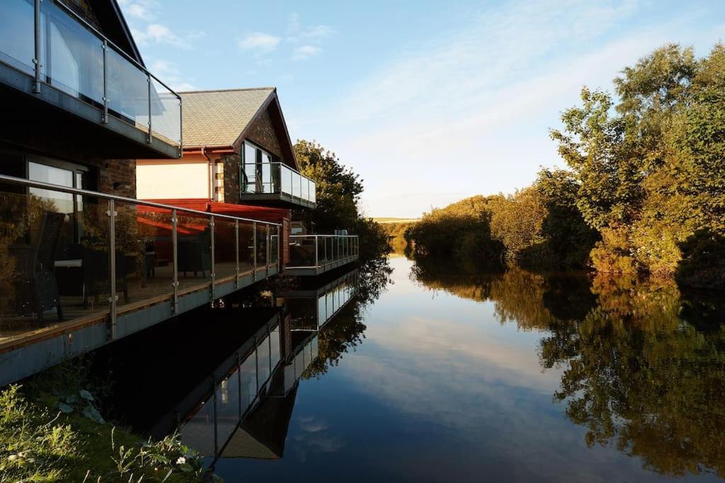 Kingfisher Hot Tub & Log Burner House On Premium Lakeside With Resort Facilities St Columb Major Eksteriør bilde