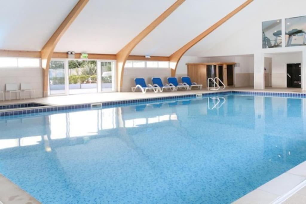 Kingfisher Hot Tub & Log Burner House On Premium Lakeside With Resort Facilities St Columb Major Eksteriør bilde