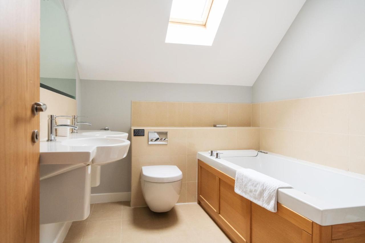 Kingfisher Hot Tub & Log Burner House On Premium Lakeside With Resort Facilities St Columb Major Eksteriør bilde