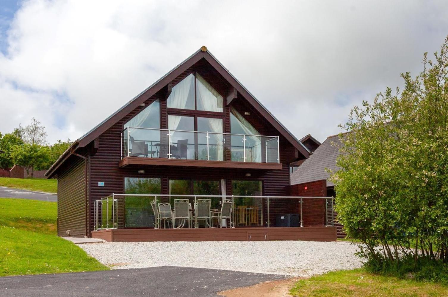 Kingfisher Hot Tub & Log Burner House On Premium Lakeside With Resort Facilities St Columb Major Eksteriør bilde